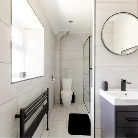 Entire House, Close To Apartmán Bristol