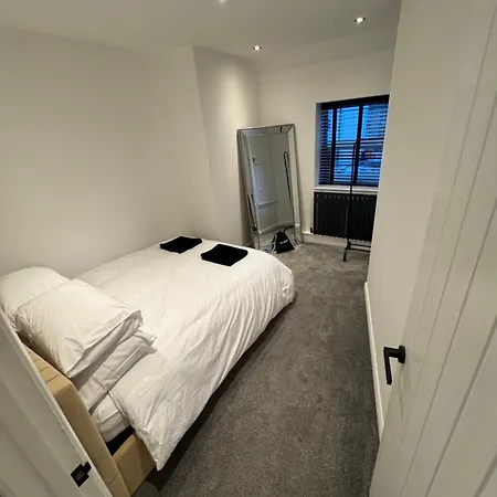 Entire House, Close To Apartmán Bristol