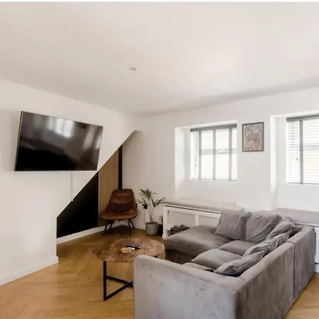 Entire House, Close To * 브리스틀